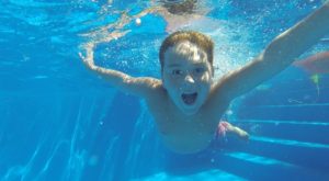 enfant piscine loisirs